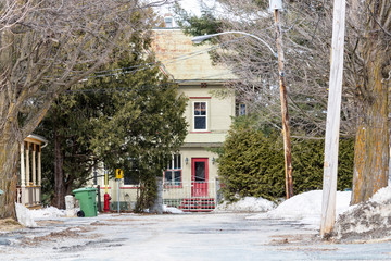 Vieille maison dans une rue de Danville, Cantons de l'Est, Estrie, Québec Canada