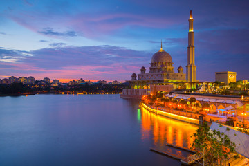 Fototapeta na wymiar Putra Mosque located at Putrajaya Malaysia and famous attraction among tourist