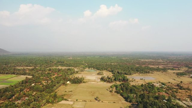 La campagne aride dans le domaine des temples de Angkor autour de Siem Reap, au Cambodge
