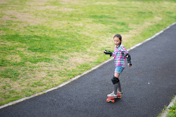 スケートボードで遊ぶ女の子