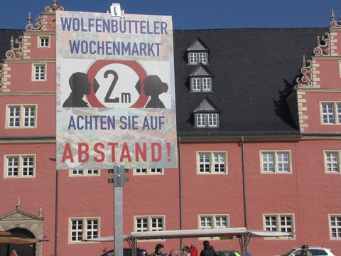 Wochenmarkt vor Wolfenb&uuml;tteler Zeughaus