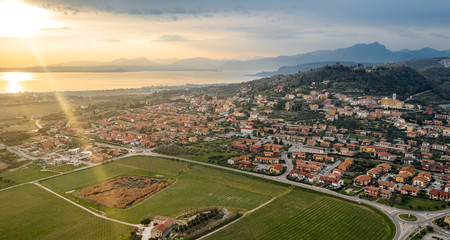 Vista aerea della citta di cavaion veronese con il lago di garda sullo safondo