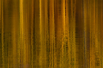 Abstrakte Spiegelung eines Waldes auf der Wasseroberfläche