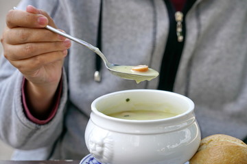 hausgemachte Kartoffelsuppe löffeln
