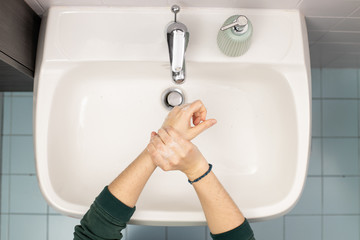 Ragazza che si lava le mani