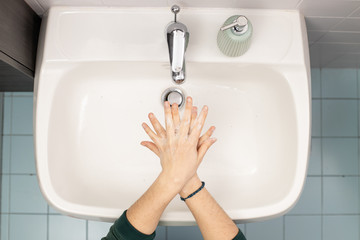 Ragazza che si lava le mani