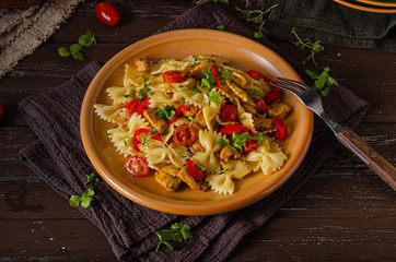 Chicken curry pasta with tomatoes