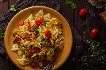 Chicken curry pasta with tomatoes