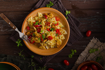 Chicken curry pasta with tomatoes