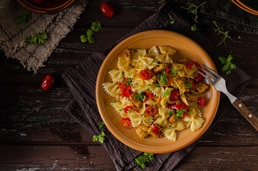 Chicken curry pasta with tomatoes