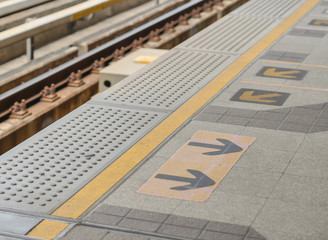 Electricity trains platform 