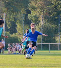 Junger Fußballspieler bei einem Fußballspiel in Aktion