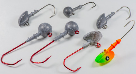 Köderfische und Blinker Anglerbedarf zum Fische Angeln auf weißen Hintergrund