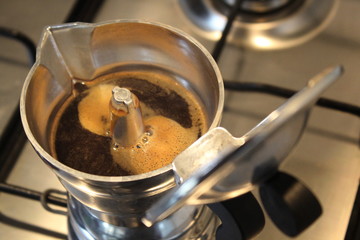 Preparare un caffè a casa durante il periodo di quarantena per il Coronavirus