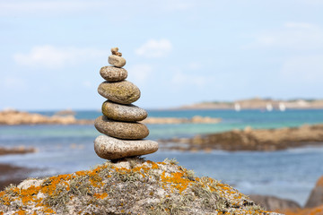 Empilement de galet rond sur le littoral Breton.