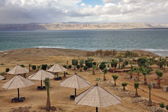 Vue depuis la plage de la Jordanie sur la Mer Morte et Isra&euml;l 