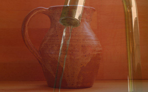 Opposition de mat&eacute;riaux et d'&eacute;l&eacute;ments, Superposition de photos contraste entre l'&eacute;l&eacute;ment liquide et l'&eacute;l&eacute;ment solide entre l'eau qui coule du robinet et le broc qui re&ccedil;oit l'eau