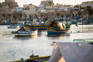 Kolorowe łodzie rybackie na Malcie
