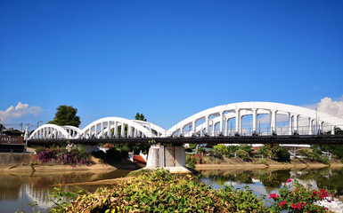 Obraz premium White bridges and clear blue skies