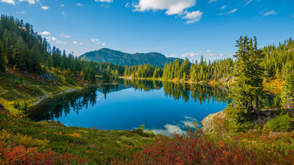 Obraz na płótnie Canvas Chain Lakes Trail, Mt Baker, Washington st