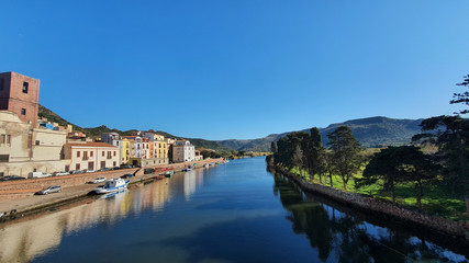 Fototapeta na wymiar view of ponte vecchio and river arno in florence