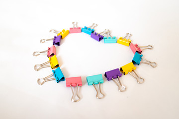 Сердце из разноцветных зажимов для бумаги