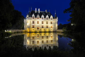 Château de Loire en France Azay-le-Rideau sous un ciel nocturne d'été