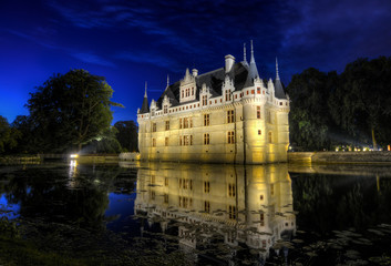 Fototapeta na wymiar Château de Loire en France Azay-le-Rideau sous un ciel nocturne d'été