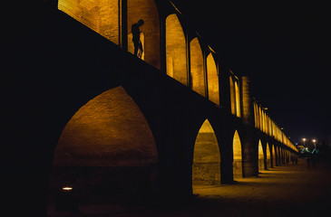 Nachtzicht op de Khaju-brug over de rivier de Zayanderud in de stad Isfahan, Iran