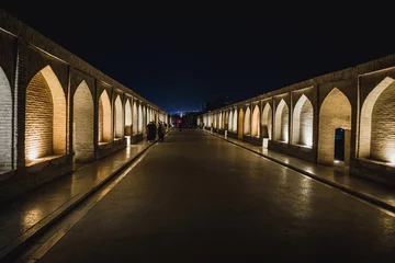 Fotobehang Khaju Brug Nachtzicht op de Khaju-brug over de rivier de Zayanderud in de stad Isfahan, Iran