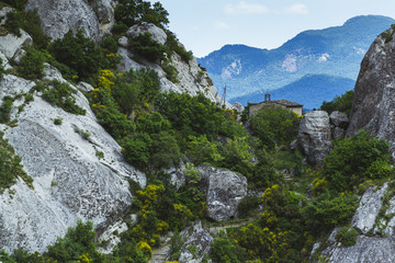Obraz premium Antiguo poblado medieval en la cima de una colina