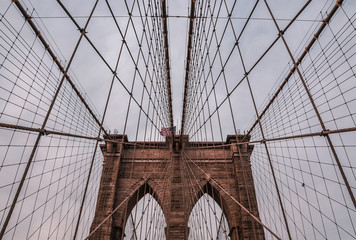 Symmetrische Drahtseile der Brooklyn Bridge