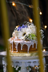 Pastel decorado con glaseado y flores