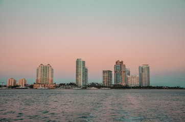 Fototapeta na wymiar Skyline von Miami bei Sonnenuntergang