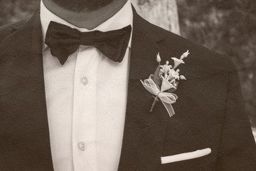 Close up de smoking de novio con azahar de boda en ceremonia