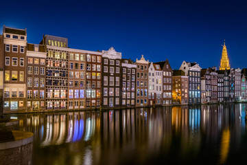 Naklejka premium Amsterdam Night cityscape - Houses on Damrak canal at twilight