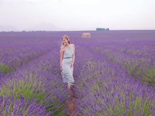 Frau auf Lavendelfeld in der Provence
