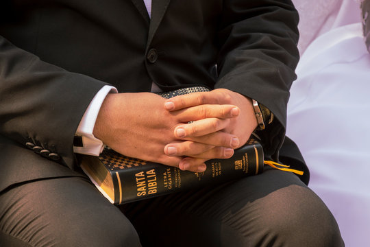 Lectura de la biblia, hombre sosteniendo la biblia entre sus manos y regazo