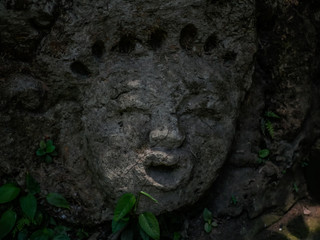 Fototapeta na wymiar Antike Statue Gesicht aus Stein auf Bali