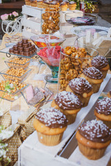 Mesa de dulces con cup cakes y muéganos  en evento