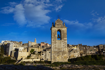 Fototapeta na wymiar antigua torre de campanario con campana en piedra