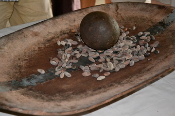 Chez les Indien Bribris, Costa Rica, 8 septembre 2012 : Les fèves de cacao sont brisés à l'aide...