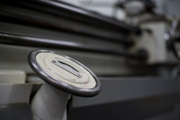 Obraz premium Abandoned machine metalworking lathe in a factory closing due to the pandemic virus