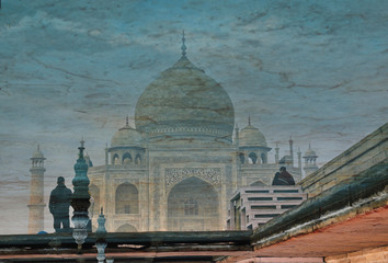Fototapeta na wymiar Taj Mahal in the water reflection with people