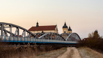 Tykocin to piękna historyczna, a nawet królewska miejscowość w województwie podlaskim, malowniczo położona nad rzeką Narew, Polska