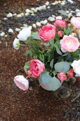 Ranunkel im Blumenstrauß auf dem Friedhof