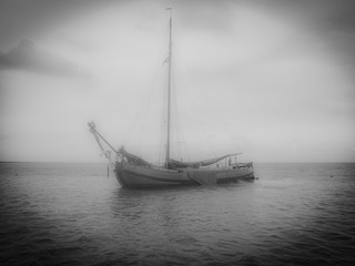 Im Watt aufgelaufenens Plattboot