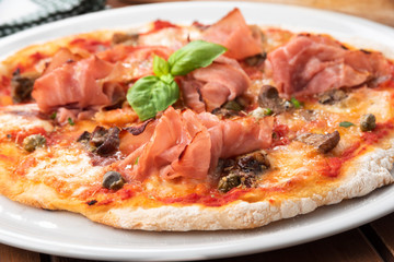 Deliziosa pizza casalinga con prosciutto cotto e funghi porcini 