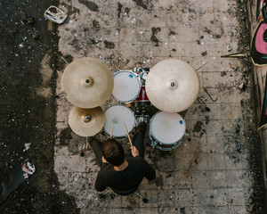Obraz na płótnie Canvas Young man playing drums