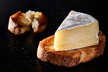 Camembert auf Brot